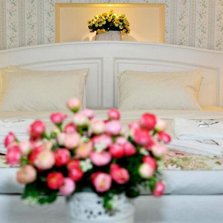 Hotel Les Jardins Carol Bucharest Room photo